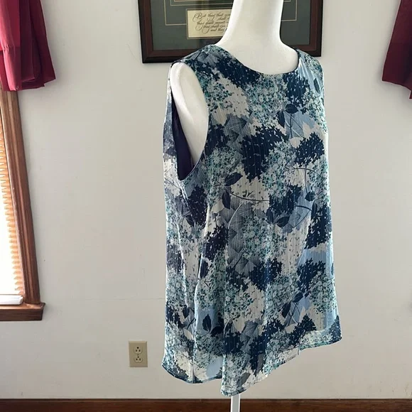 New direction, women’s sleeveless blouse lined. New with tags. Light/Dark Blue. - Picture 6 of 11